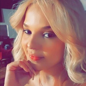 Meet your Posher, Dania